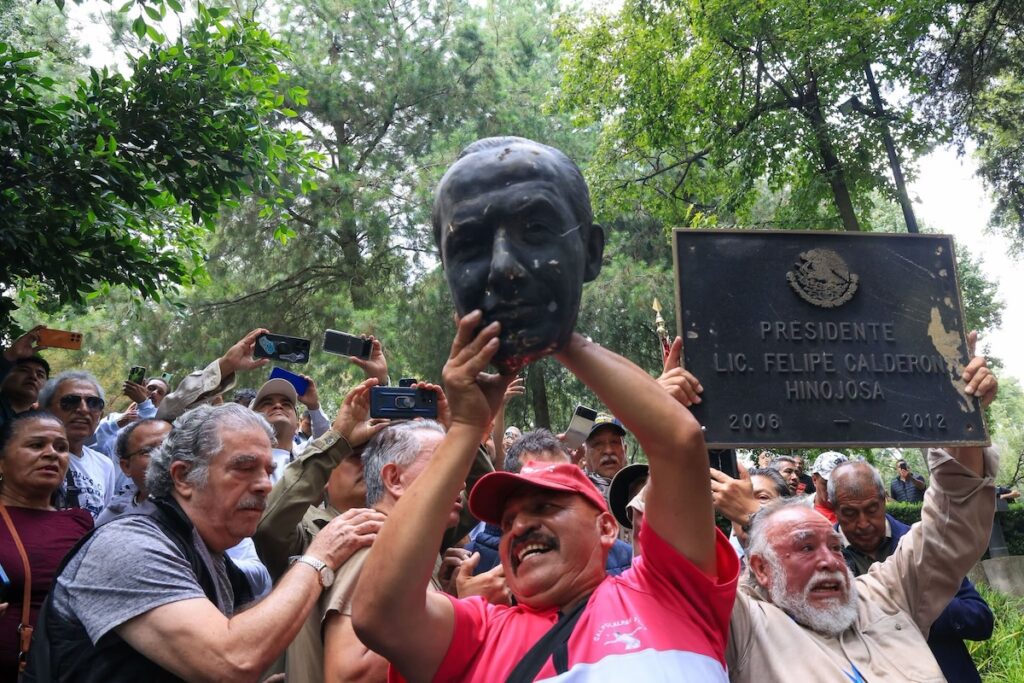 estatua de Felipe Calderón