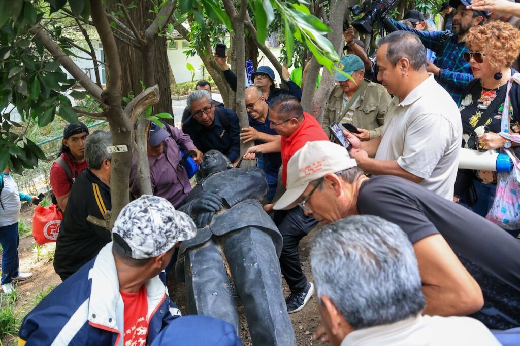 electricistas estatua de Felipe Calderón en Los Pinos