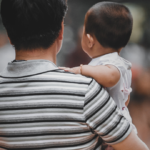 El nacimiento de un hijo y una brecha de permisos entre papás y mamás