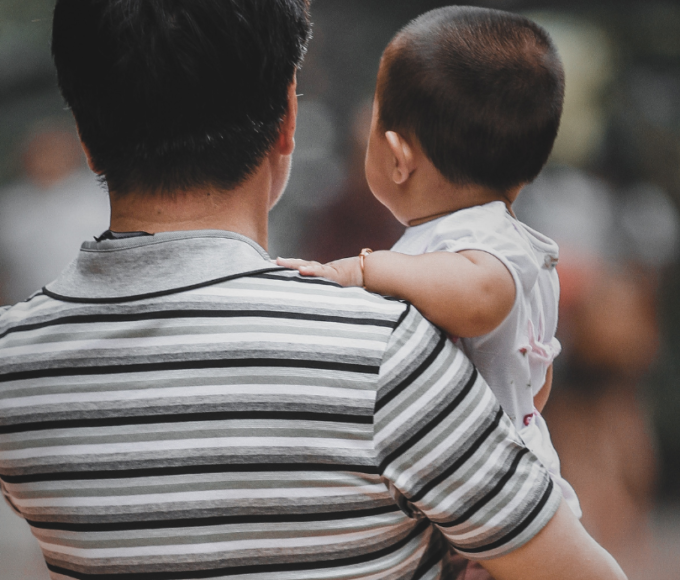 El nacimiento de un hijo y una brecha de permisos entre papás y mamás