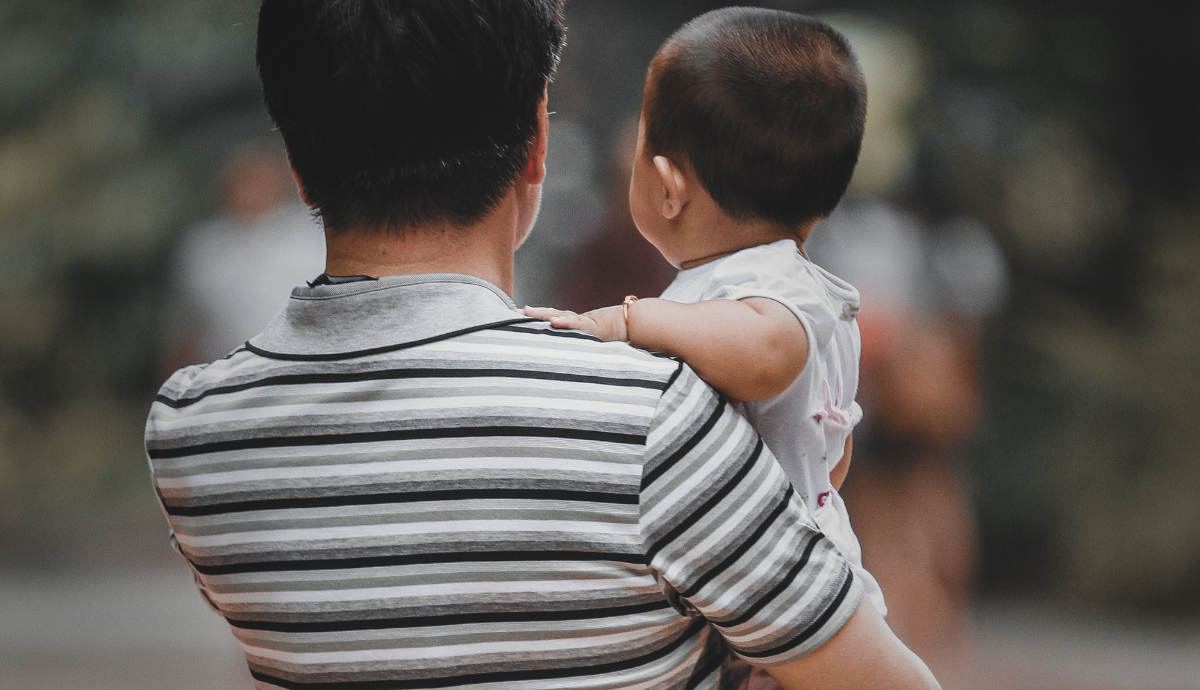 El nacimiento de un hijo y una brecha de permisos entre papás y mamás